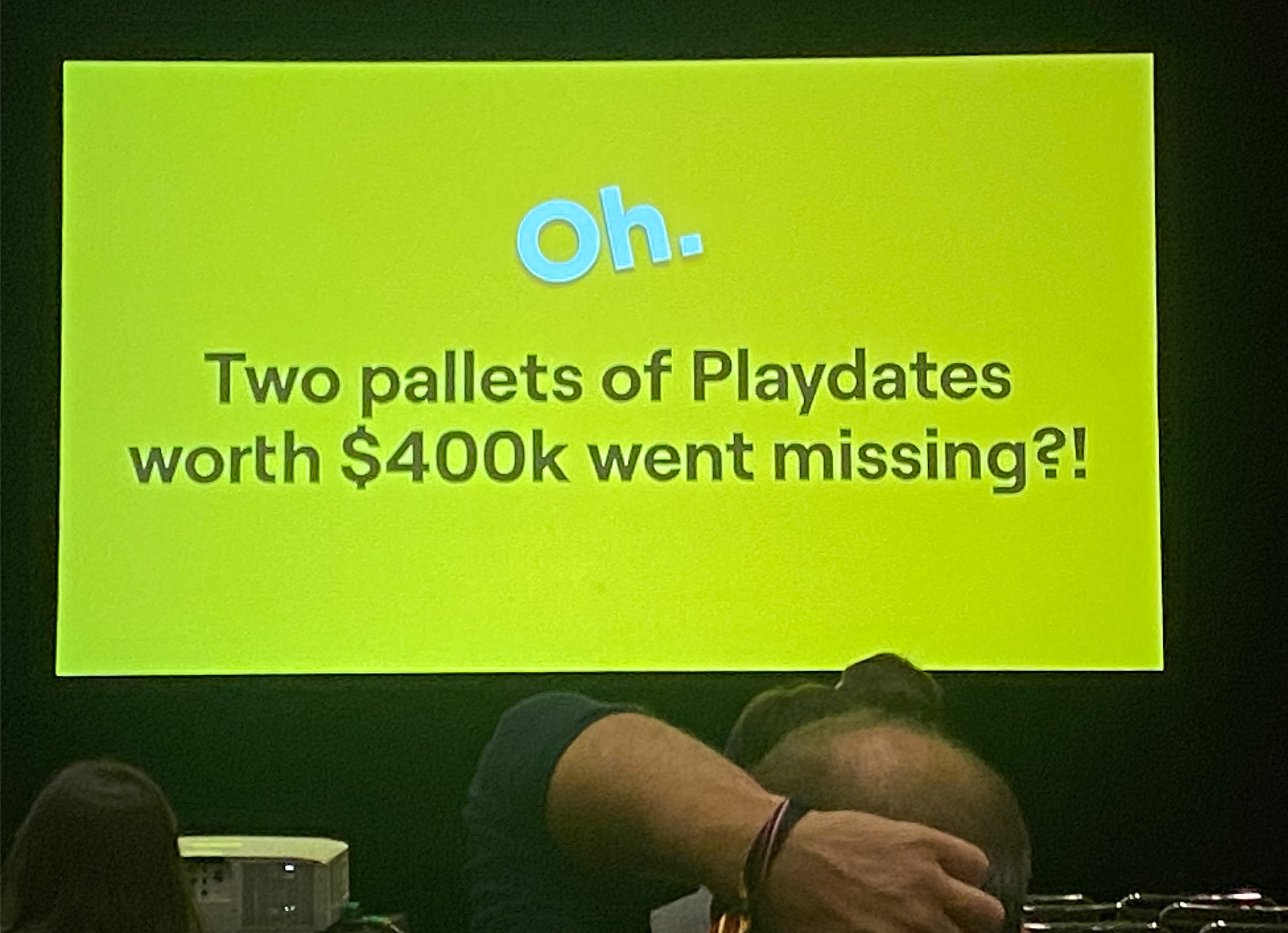 Une image d’une conférence. On peut y lire le texte "Two pallets of Playdates worth $400k went missing?!"